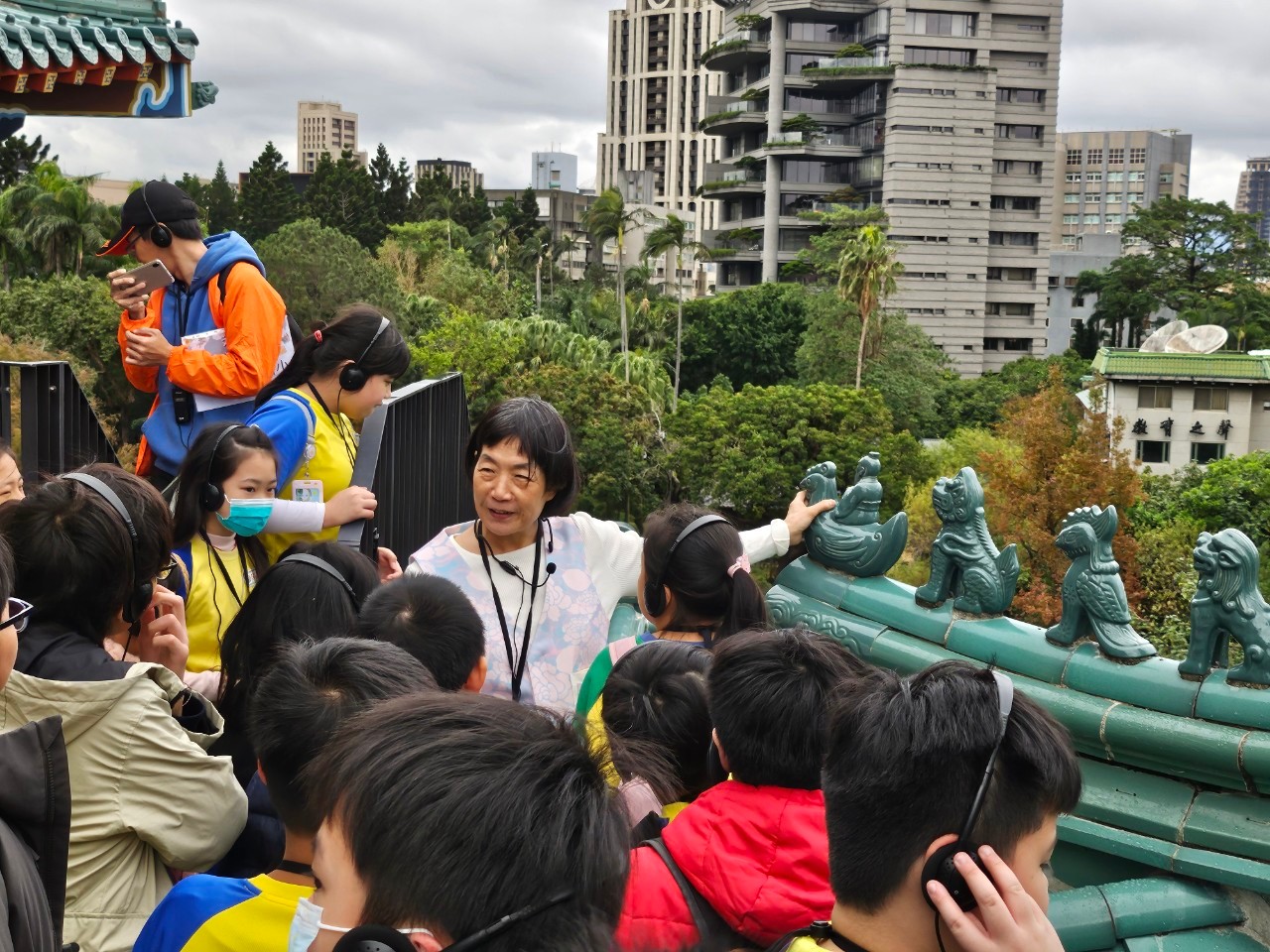 08_參觀新竹241藝術空間,脫下鞋子入展間與作品互動